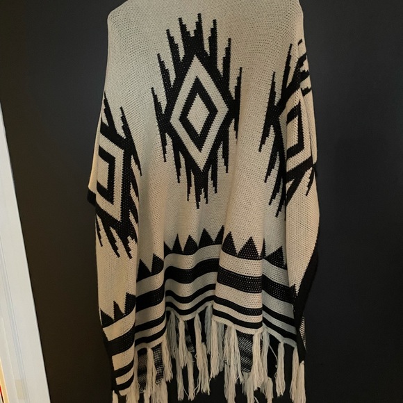 Cake and Roses OS poncho with fringe bottom - Picture 6 of 10